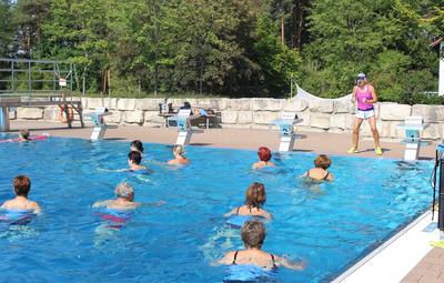 Bild vergrern: Ab dem 14. Juli wird im Wackersdorfer Panoramabad wieder Wassergymnastik angeboten!
Hinweis: Das Bild stammt aus den Vorjahren und ist vor den Einschrnkungen durch Corona entstanden
