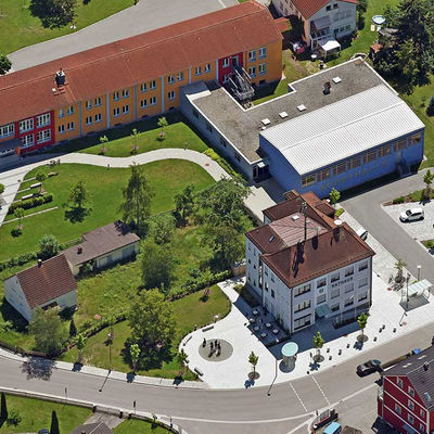 Bild vergrößern: Rathaus und Schule