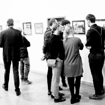 Bild vergrößern: Rege Diskussion über die Bilder der Ausstellung von Gerhard Götz und Konrad Jäger