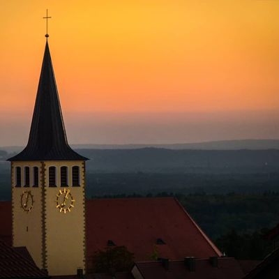 Bild vergrößern: Pfarrkirche St. Stephanus im Sonnenuntergang