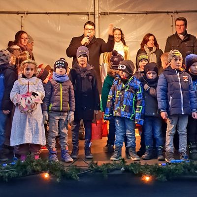 Bild vergrößern: Bürgermeister Thomas Falter begrüßt die Gäste des Weihnachtsmarktes