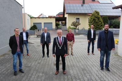 Bild vergrern: Die neu vereidigten Mitglieder des Steinberger Gemeinderates - mit Brgermeister Harald Bemmerl und mit Mindestabstand.