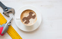 Bild vergrößern: Cappuccino neben Lineal und Schraubenschlüssel.