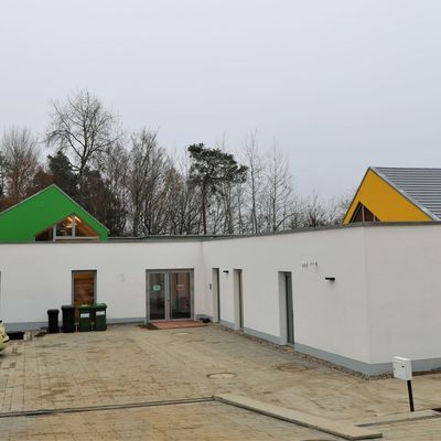Bild vergrößern: Das Johanniter-Kinderhaus: Außenansicht Zufahrt