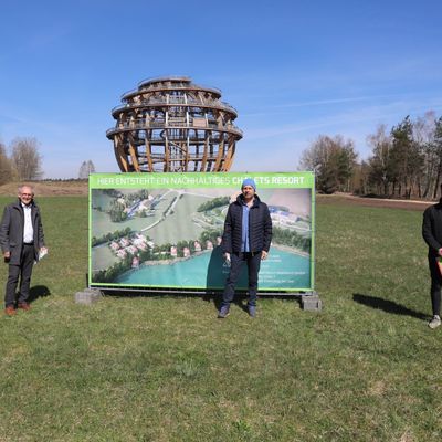 Bild vergrern: Brgermeister Harald Bemmerl (v.l.), Tom Zeller und Kim Kappenberger (beide Geschftsfhrer der inMotion PARK-Gruppe) stellten das neue Projekt am Ufer des Steinberger Sees vor.