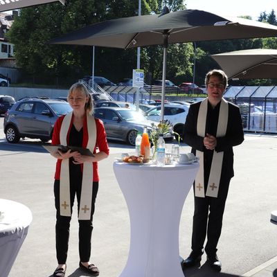 Bild vergrern: Anschlieend weihten die evangelische Pfarrerin Stefanie Kleierl und  ihr katholischer Kollege, Christoph Melzl den neuen Markt ein.