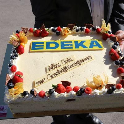 Bild vergrern: Die Gemeinde Wackersdorf berreichte zur Erffnung eine Torte an das EDEKA-Team.