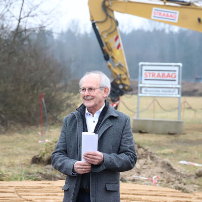 Bild vergrößern: Da es sich um eine kombinierte Baumaßnahme von der Gemeinde Steinberg am See und dem Landkreis Schwandorf handelt, hielten sowohl Steinbergs Bürgermeister Harald Bemmerl...