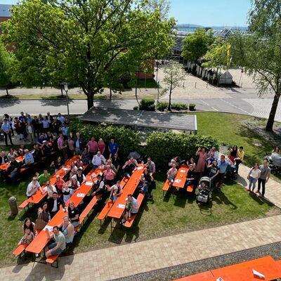 Bild vergrößern: Vor dem MGH fand ein kleines Frühlingsfest für die Neubürgerinnen und Neubürger statt, die in den vergangenen zwei Jahren nach Wackersdorf gezogen sind.