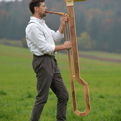 Bild vergrern: Instrumentenbauer Robert Vogel prsentiert seine Erfindung, das Vogel-Horn, im Rahmen der Ausstellung 
