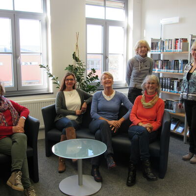 Bild vergrößern: Vier ehrenamtliche Mitarbeiterinnen der Bücherei mit Büchereileiterin Christina Kostka (2.v.l.) und Vertretung Angela Scharf (2.v.r.)