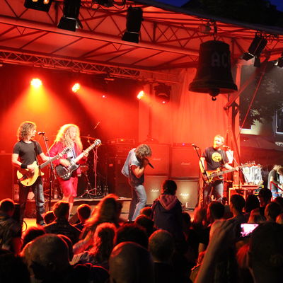 Bild vergrößern: ACDC Revival Band auf dem Wackersdorfer Bürgerfest 2017